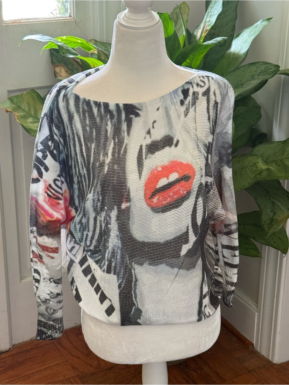 Y2K 2000s GiGi Moda Graphic Scoop Neck Sweater with Red Lip Print